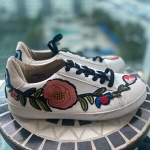 Chase & Chloe embroidered sneaker